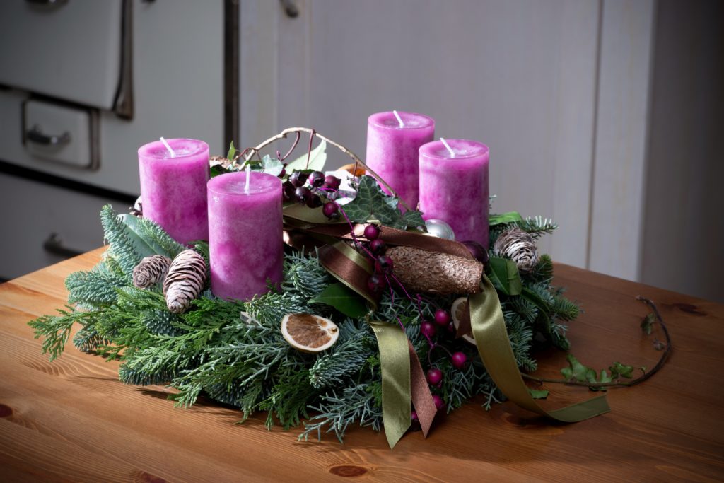 Adventskranz mit violetten Kerzen