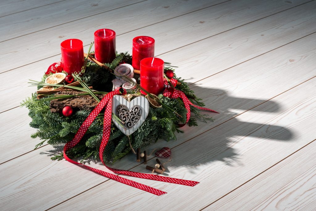 Adventskranz natürlich mit roten durchgefärbten Kerzen