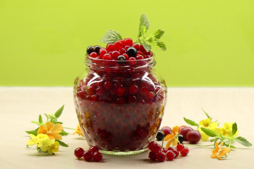 Leckere Beeren auf den Frühstückstisch